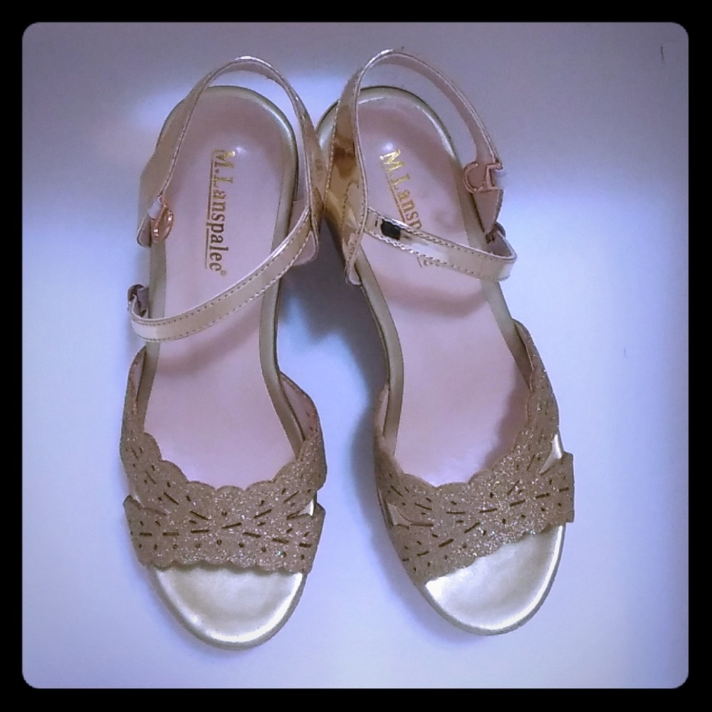 Gold color summer wedge with easy click.